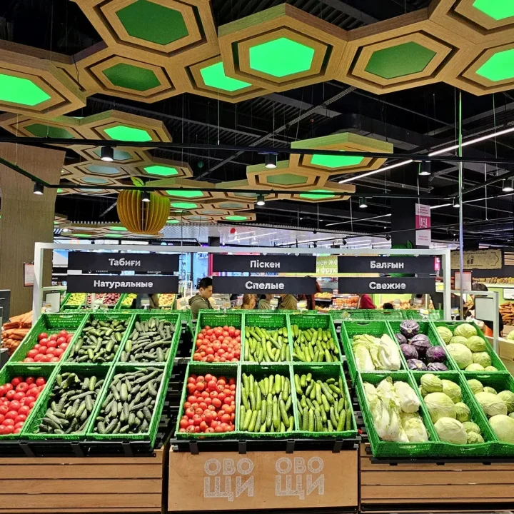 Проект освещения гипермаркета Magnum Super Казахстан Алматы. Фото 05 пример акцентное освещение фруктов и овощей. NLT Trade KZ.