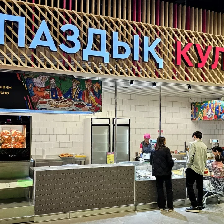 Проект освещения гипермаркета Magnum Super Казахстан Алматы. Фото 06 пример линейного освещения торгового зала, декоративные фигурные светильники в зоне кафе. NLT Trade KZ.