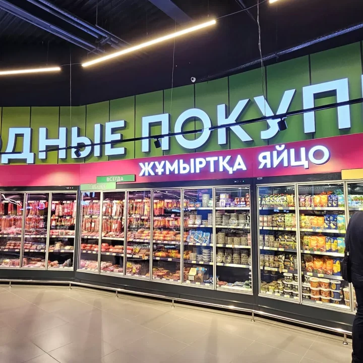 Проект освещения гипермаркета Magnum Super Казахстан Алматы. Фото 07 пример линейного освещения торгового зала, декоративные фигурные светильники в зоне кафе. NLT Trade KZ.