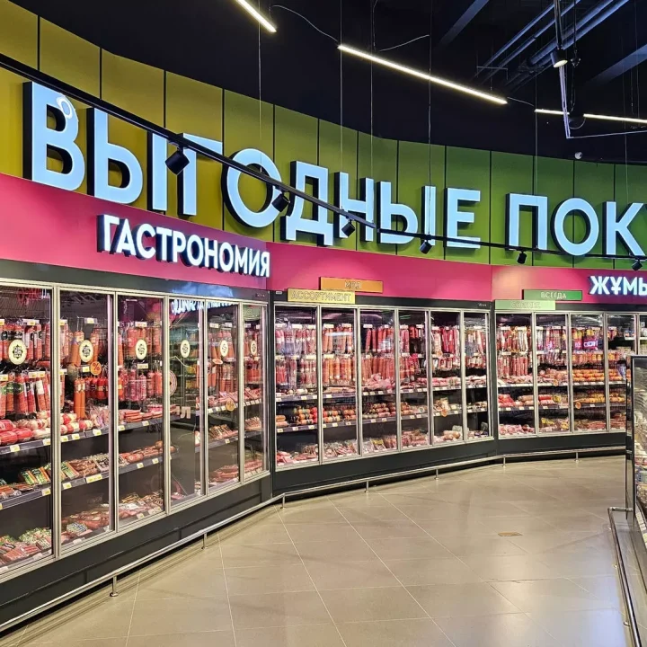 Проект освещения гипермаркета Magnum Super Казахстан Алматы. Фото 08 пример линейного освещения торгового зала, декоративные фигурные светильники в зоне кафе. NLT Trade KZ.