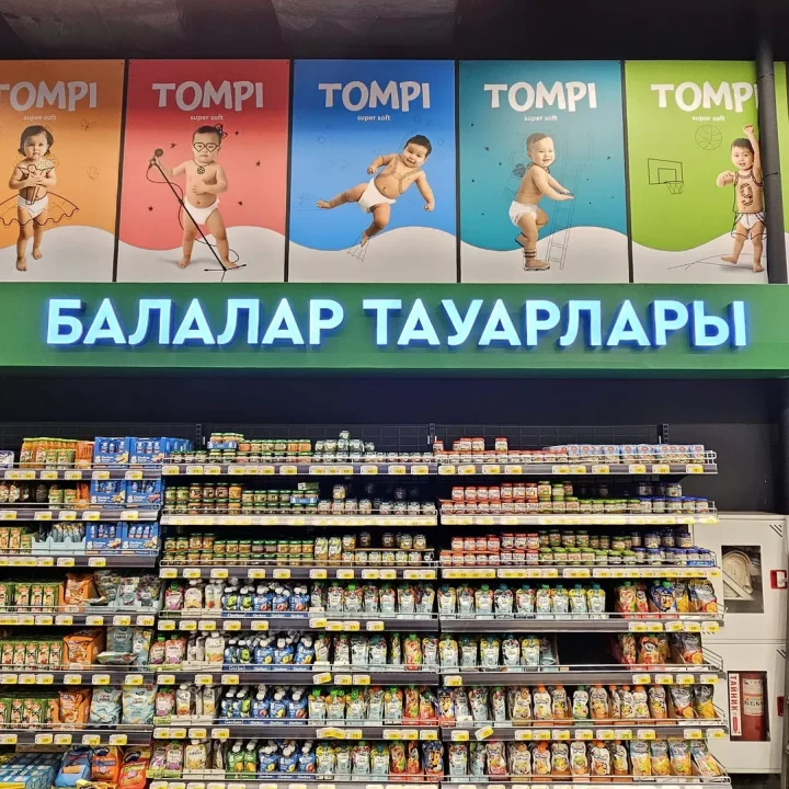Проект освещения гипермаркета Magnum Super Казахстан Алматы. Фото 10 пример линейного освещения торгового зала, декоративные фигурные светильники в зоне кафе. NLT Trade KZ.