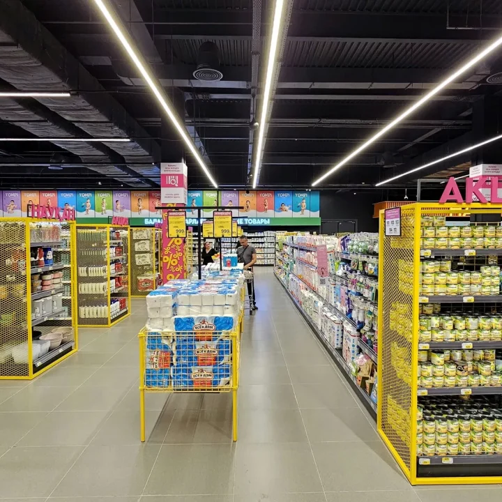 Проект освещения гипермаркета Magnum Super Казахстан Алматы. Фото 14 пример линейного освещения торгового зала, декоративные фигурные светильники в зоне кафе. NLT Trade KZ.
