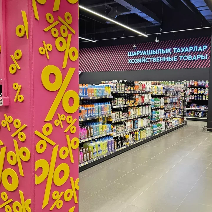 Проект освещения гипермаркета Magnum Super Казахстан Алматы. Фото 15 пример линейного освещения торгового зала, декоративные фигурные светильники в зоне кафе. NLT Trade KZ.