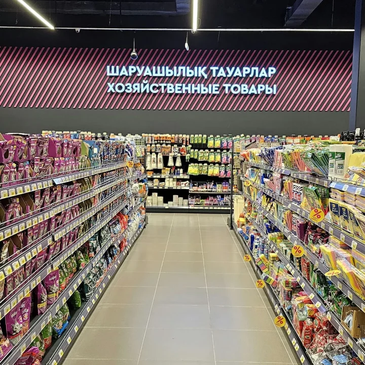 Проект освещения гипермаркета Magnum Super Казахстан Алматы. Фото 16 пример линейного освещения торгового зала, декоративные фигурные светильники в зоне кафе. NLT Trade KZ.