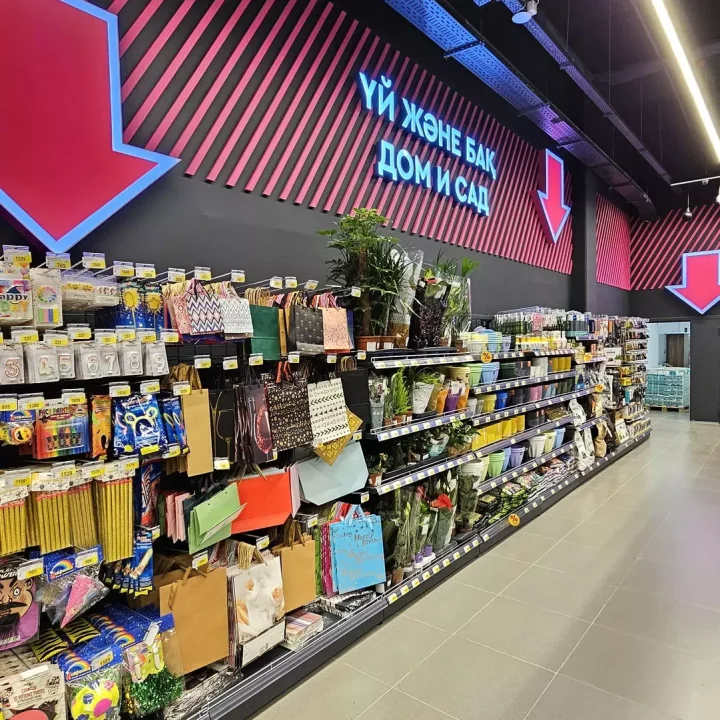 Проект освещения гипермаркета Magnum Super Казахстан Алматы. Фото 18 пример линейного освещения торгового зала, декоративные фигурные светильники в зоне кафе. NLT Trade KZ.