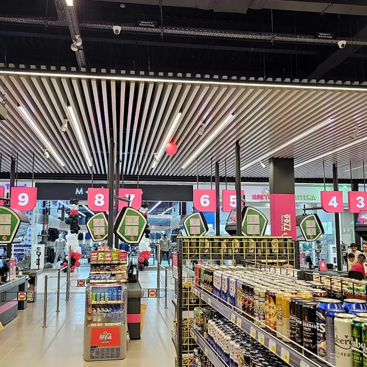 Проект освещения гипермаркета Magnum Super Казахстан Алматы. Фото 26 пример линейного освещения торгового зала, декоративные фигурные светильники в зоне кафе. NLT Trade KZ.