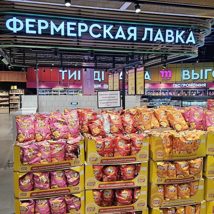 Проект освещения гипермаркета Magnum Super Казахстан Алматы. Фото 30 пример линейного освещения торгового зала, декоративные фигурные светильники в зоне кафе. NLT Trade KZ.