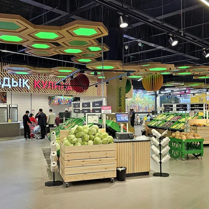 Проект освещения гипермаркета Magnum Super Казахстан Алматы. Фото 31 пример линейного освещения торгового зала, декоративные фигурные светильники в зоне кафе. NLT Trade KZ.