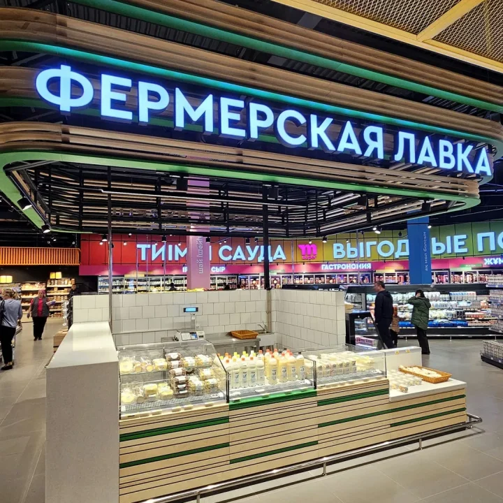Проект освещения гипермаркета Magnum Super Казахстан Алматы. Фото 33 пример линейного освещения торгового зала, декоративные фигурные светильники в зоне кафе. NLT Trade KZ.