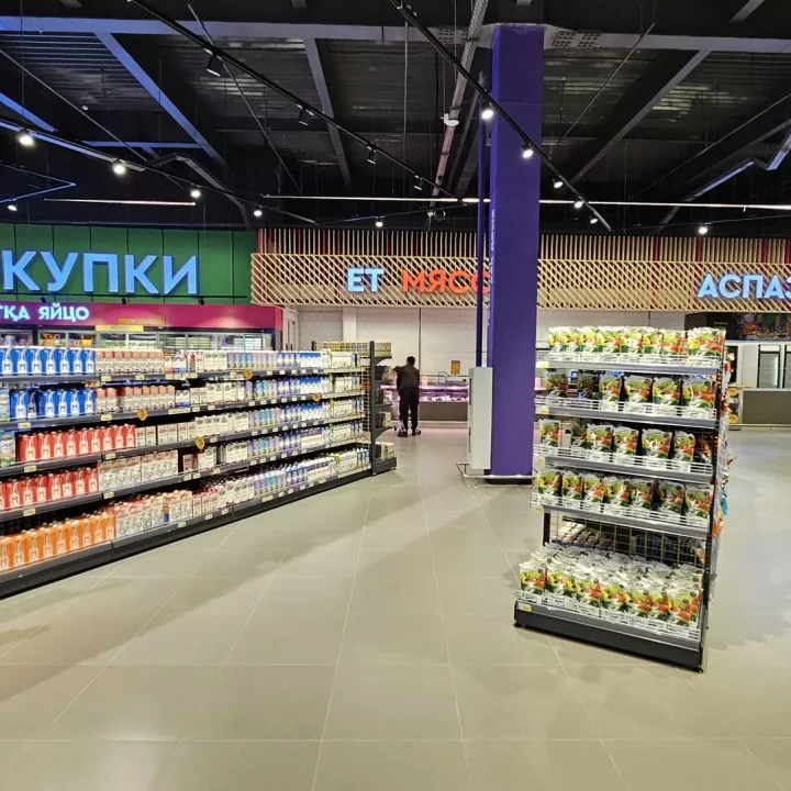 Проект освещения гипермаркета Magnum Super Казахстан Алматы. Фото 34 пример линейного освещения торгового зала, декоративные фигурные светильники в зоне кафе. NLT Trade KZ.