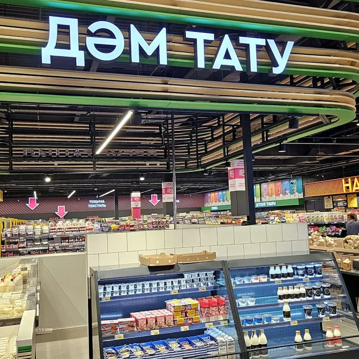 Проект освещения гипермаркета Magnum Super Казахстан Алматы. Фото 35 пример линейного освещения торгового зала, декоративные фигурные светильники в зоне кафе. NLT Trade KZ.