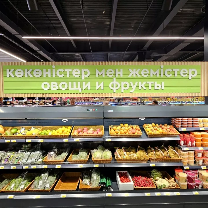 Проект освещения гипермаркета Magnum Super Казахстан Алматы. Фото 39 пример линейного освещения торгового зала, декоративные фигурные светильники в зоне кафе. NLT Trade KZ.